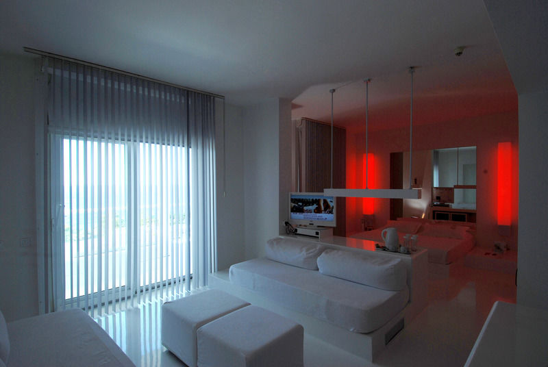 Sunis Hoteles Hotel SU Antalya Exterior foto A living room with a red mood lighting