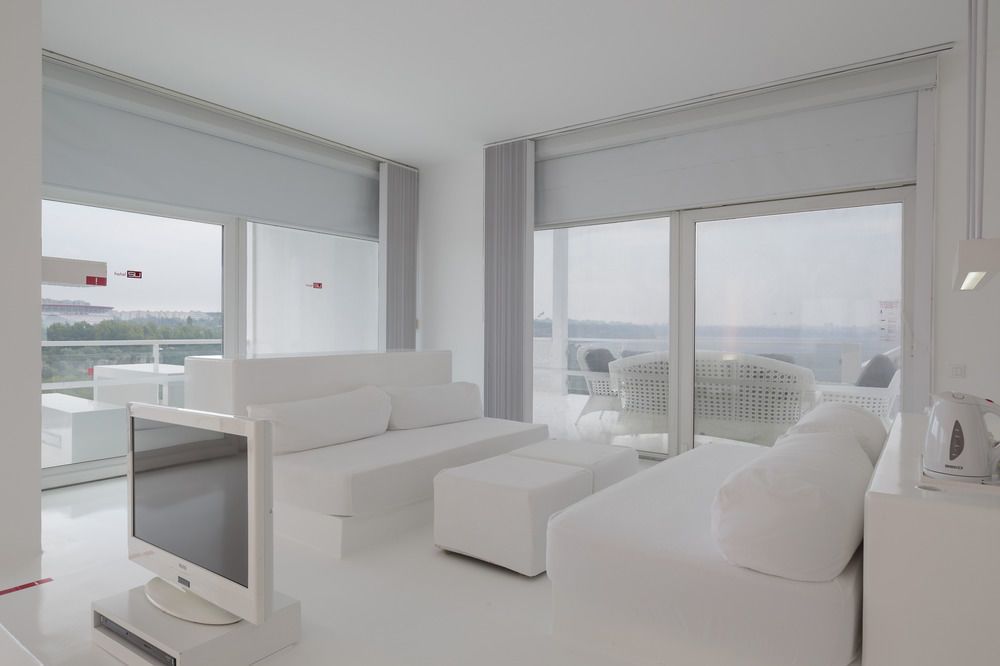 Sunis Hoteles Hotel SU Antalya Exterior foto A living room with a white colour scheme