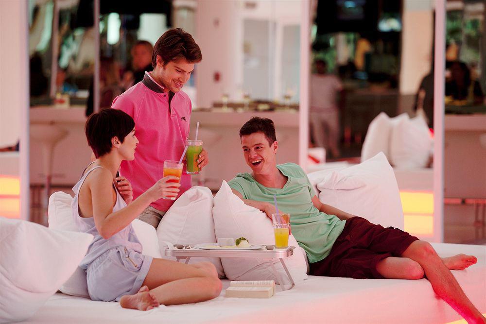 Sunis Hoteles Hotel SU Antalya Exterior foto A waiter serving drinks